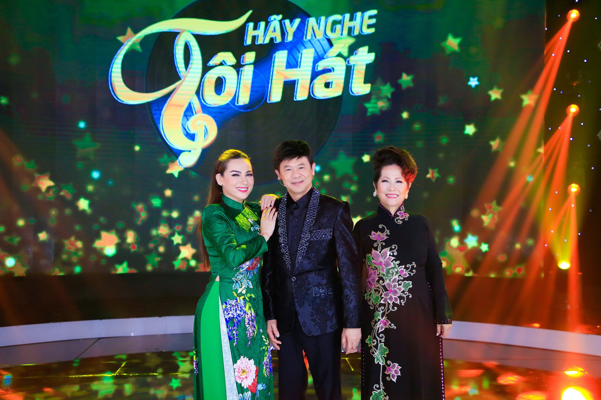 Từng thề không nhìn mặt, Phi Nhung nói gì khi ngồi ghế nóng cùng danh ca Phương Dung? - Ảnh 1. Từng thề không nhìn mặt, Phi Nhung nói gì khi ngồi ghế nóng cùng danh ca Phương Dung? - Ảnh 1.