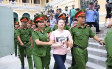Hot girl Ngọc Miu mặc áo in thông điệp 'nhạy cảm': Luật quy định thế nào?