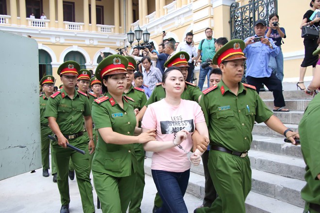 Hot girl Ngọc Miu mặc áo in thông điệp nhạy cảm: Luật quy định thế nào? - Ảnh 1. Hot girl Ngọc Miu mặc áo in thông điệp nhạy cảm: Luật quy định thế nào? - Ảnh 1.