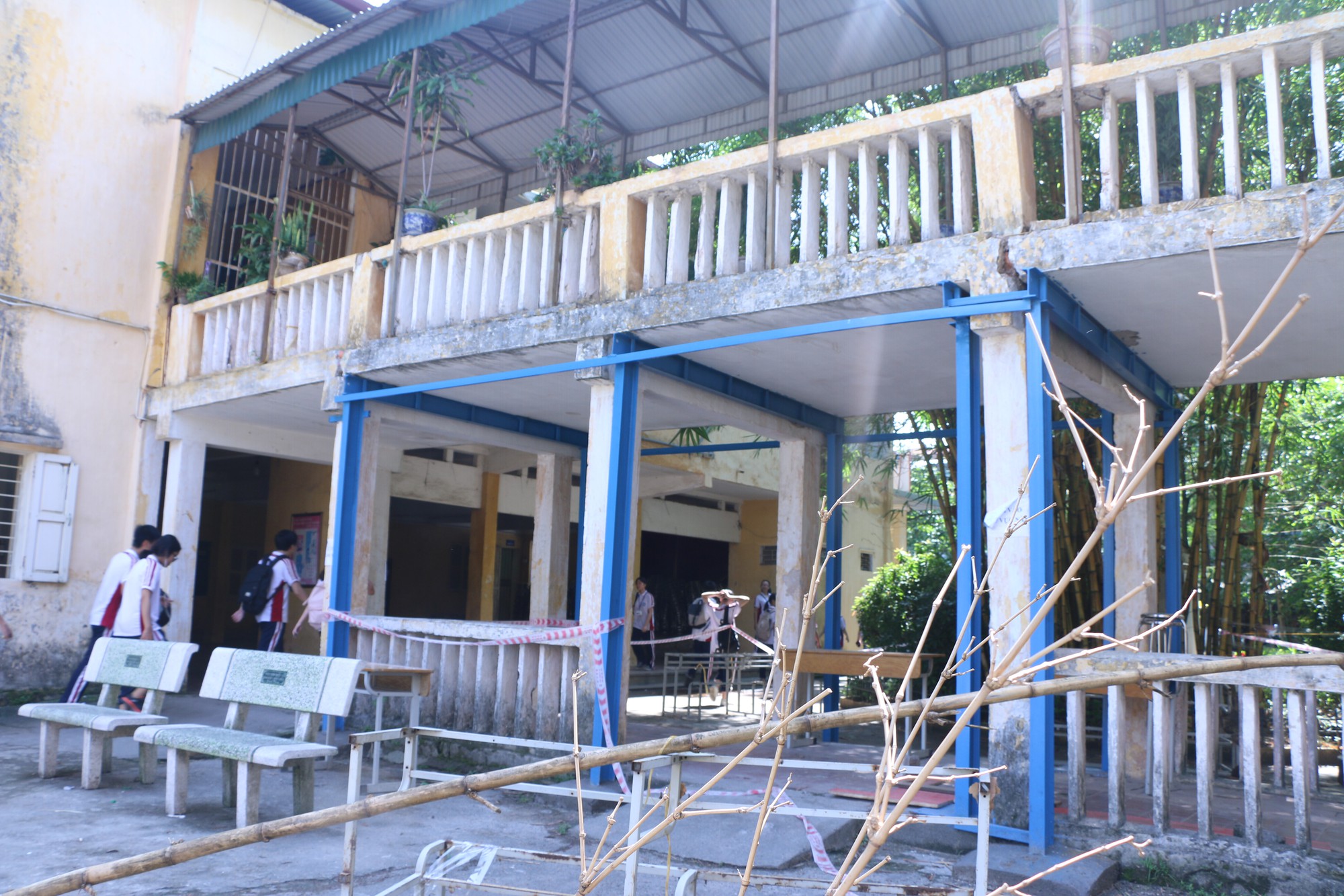 Vữa trần rơi, lan can được rào tạm bằng dây thép gai, ngôi trường cấp 3 giữa Hà Nội có nguy cơ đổ sập - Ảnh 4. Vữa trần rơi, lan can được rào tạm bằng dây thép gai, ngôi trường cấp 3 giữa Hà Nội có nguy cơ đổ sập - Ảnh 4.