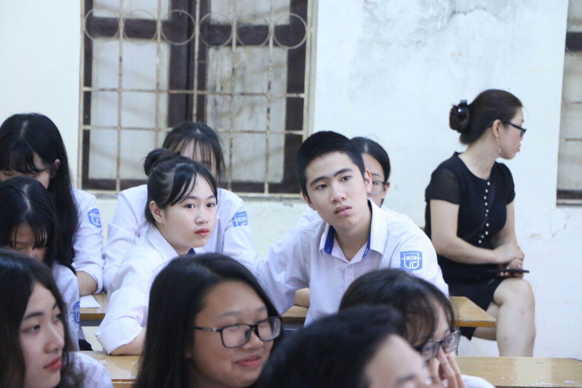 Vữa trần rơi, lan can được rào tạm bằng dây thép gai, ngôi trường cấp 3 giữa Hà Nội có nguy cơ đổ sập - Ảnh 11. Vữa trần rơi, lan can được rào tạm bằng dây thép gai, ngôi trường cấp 3 giữa Hà Nội có nguy cơ đổ sập - Ảnh 11.