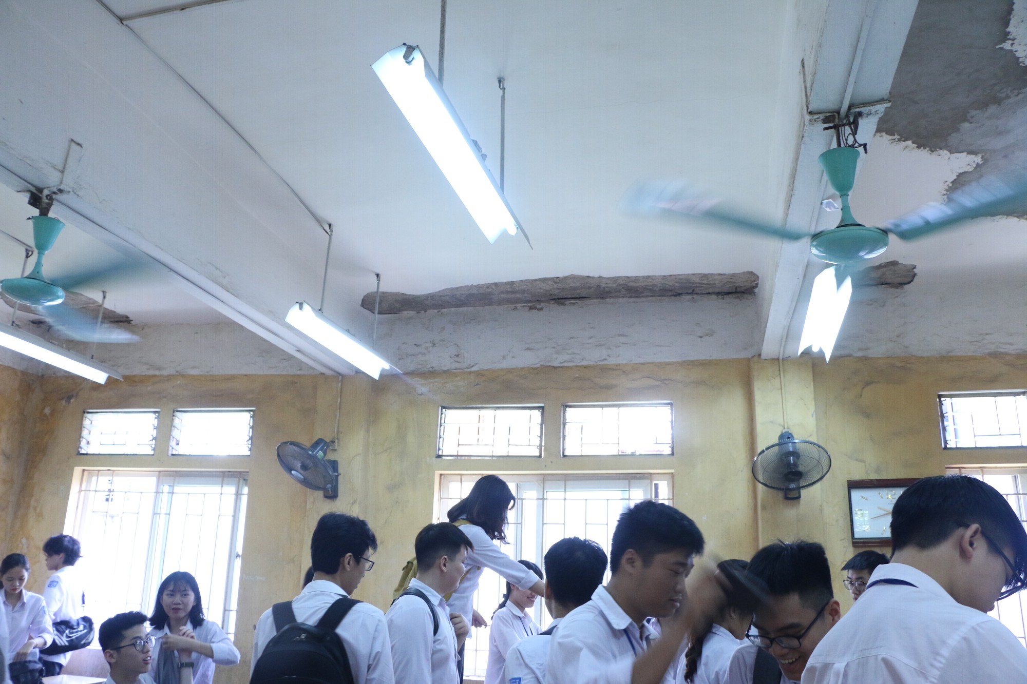 Vữa trần rơi, lan can được rào tạm bằng dây thép gai, ngôi trường cấp 3 giữa Hà Nội có nguy cơ đổ sập - Ảnh 10. Vữa trần rơi, lan can được rào tạm bằng dây thép gai, ngôi trường cấp 3 giữa Hà Nội có nguy cơ đổ sập - Ảnh 10.