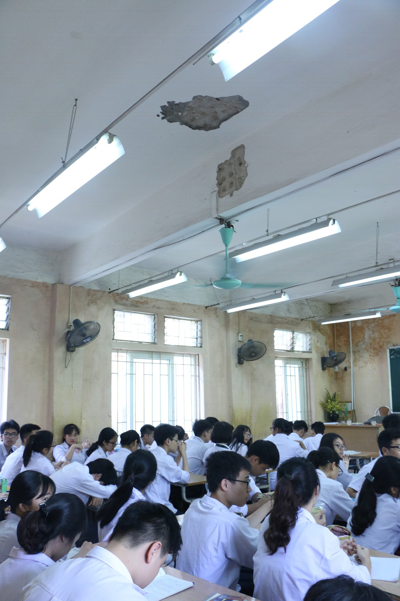 Vữa trần rơi, lan can được rào tạm bằng dây thép gai, ngôi trường cấp 3 giữa Hà Nội có nguy cơ đổ sập - Ảnh 17. Vữa trần rơi, lan can được rào tạm bằng dây thép gai, ngôi trường cấp 3 giữa Hà Nội có nguy cơ đổ sập - Ảnh 17.
