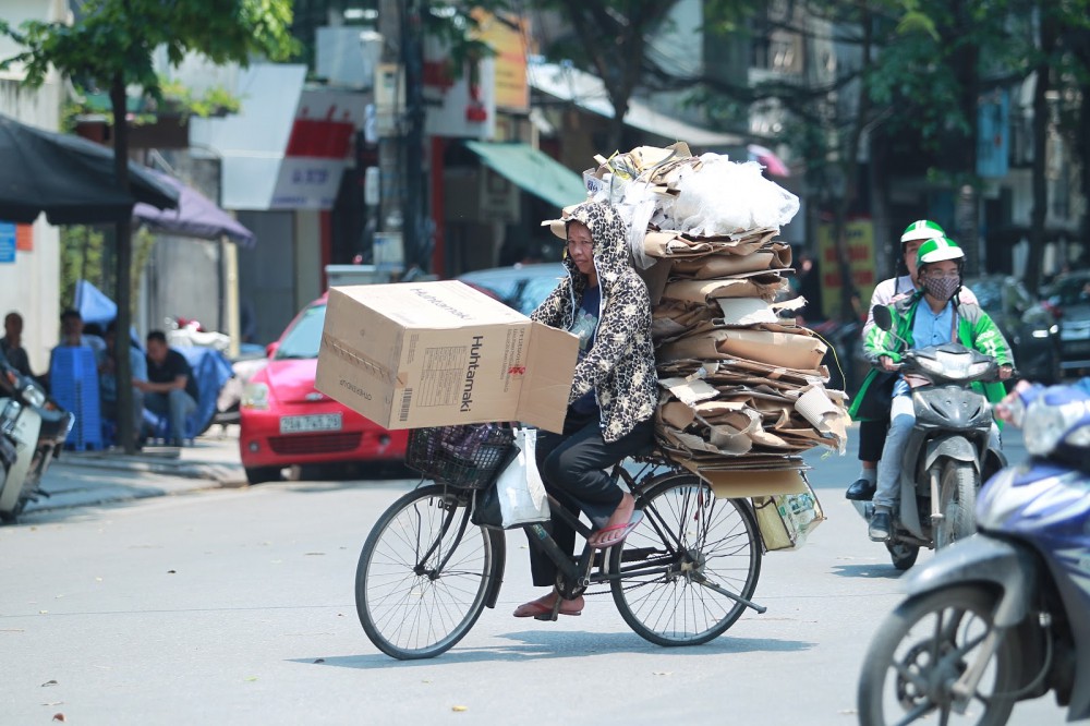 Làm gì để tránh mất nước, kiệt sức vào những ngày Hà Nội nắng nóng gay gắt? - Ảnh 4. Làm gì để tránh mất nước, kiệt sức vào những ngày Hà Nội nắng nóng gay gắt? - Ảnh 4.