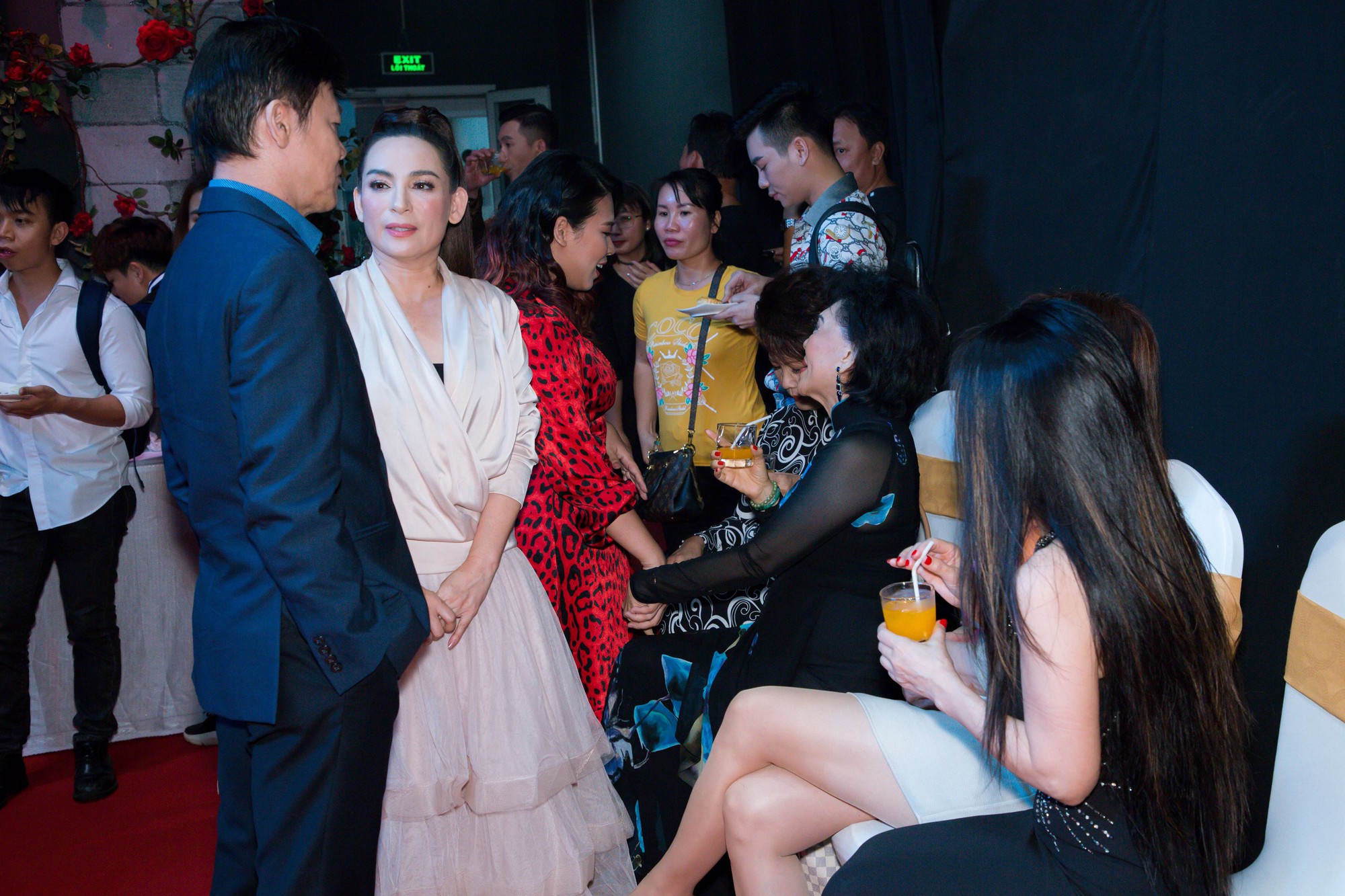 Từng thề không nhìn mặt, Phi Nhung nói gì khi ngồi ghế nóng cùng danh ca Phương Dung? - Ảnh 4. Từng thề không nhìn mặt, Phi Nhung nói gì khi ngồi ghế nóng cùng danh ca Phương Dung? - Ảnh 4.