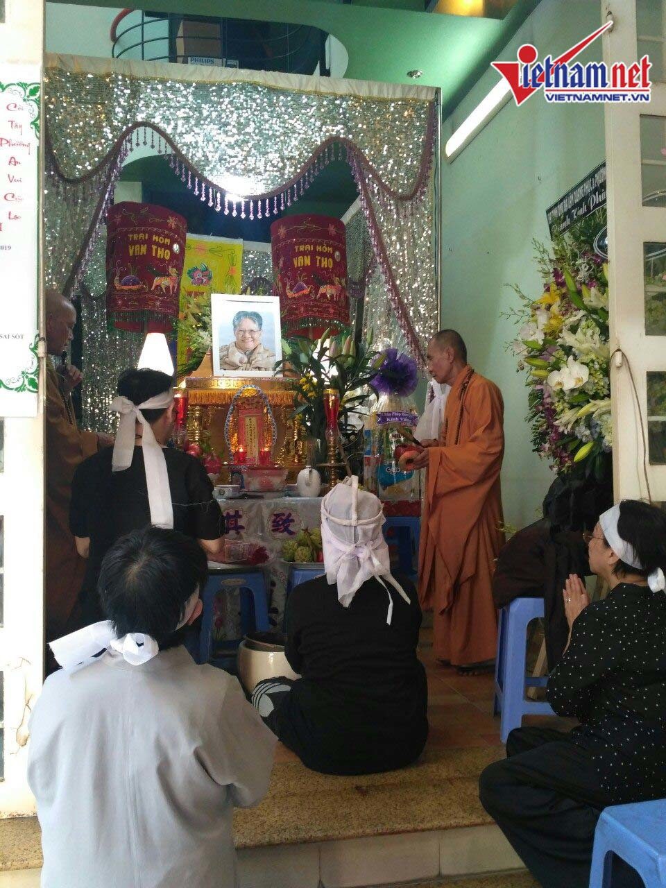 NSND Hồng Vân đến viếng mẹ nghệ sĩ Thành Lộc - Ảnh 1. NSND Hồng Vân đến viếng mẹ nghệ sĩ Thành Lộc - Ảnh 1.