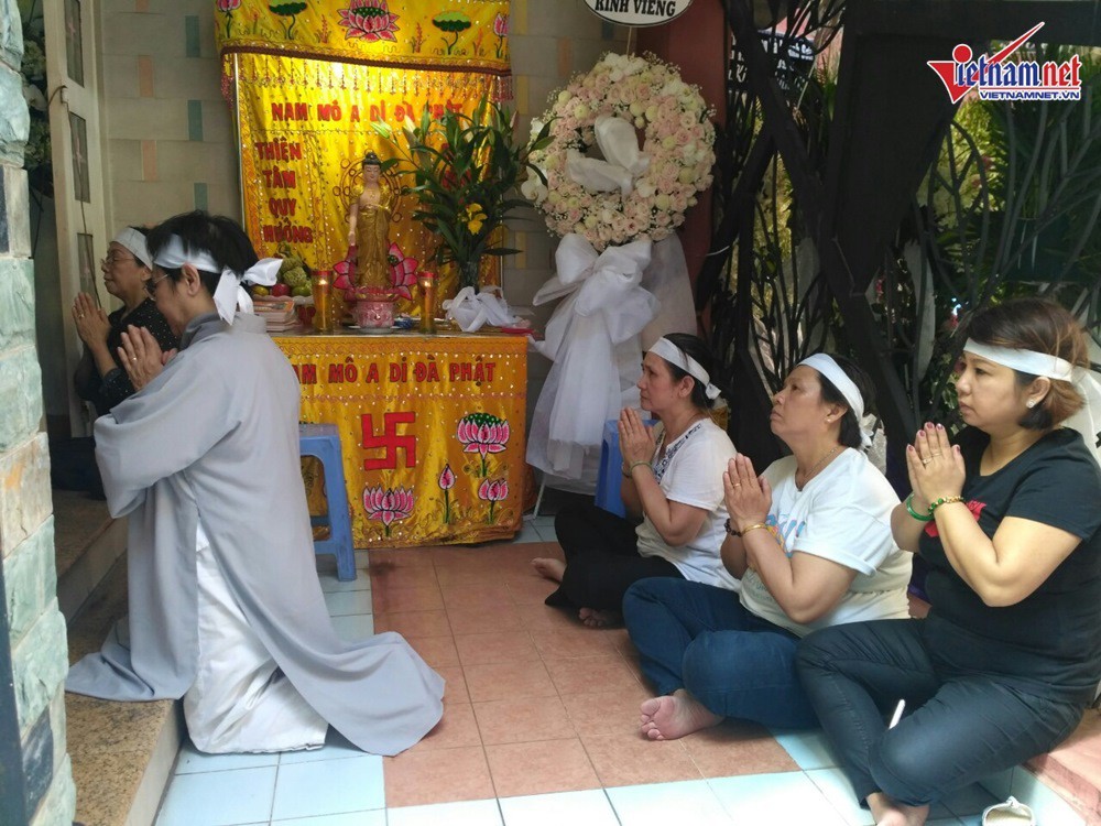 NSND Hồng Vân đến viếng mẹ nghệ sĩ Thành Lộc - Ảnh 3. NSND Hồng Vân đến viếng mẹ nghệ sĩ Thành Lộc - Ảnh 3.