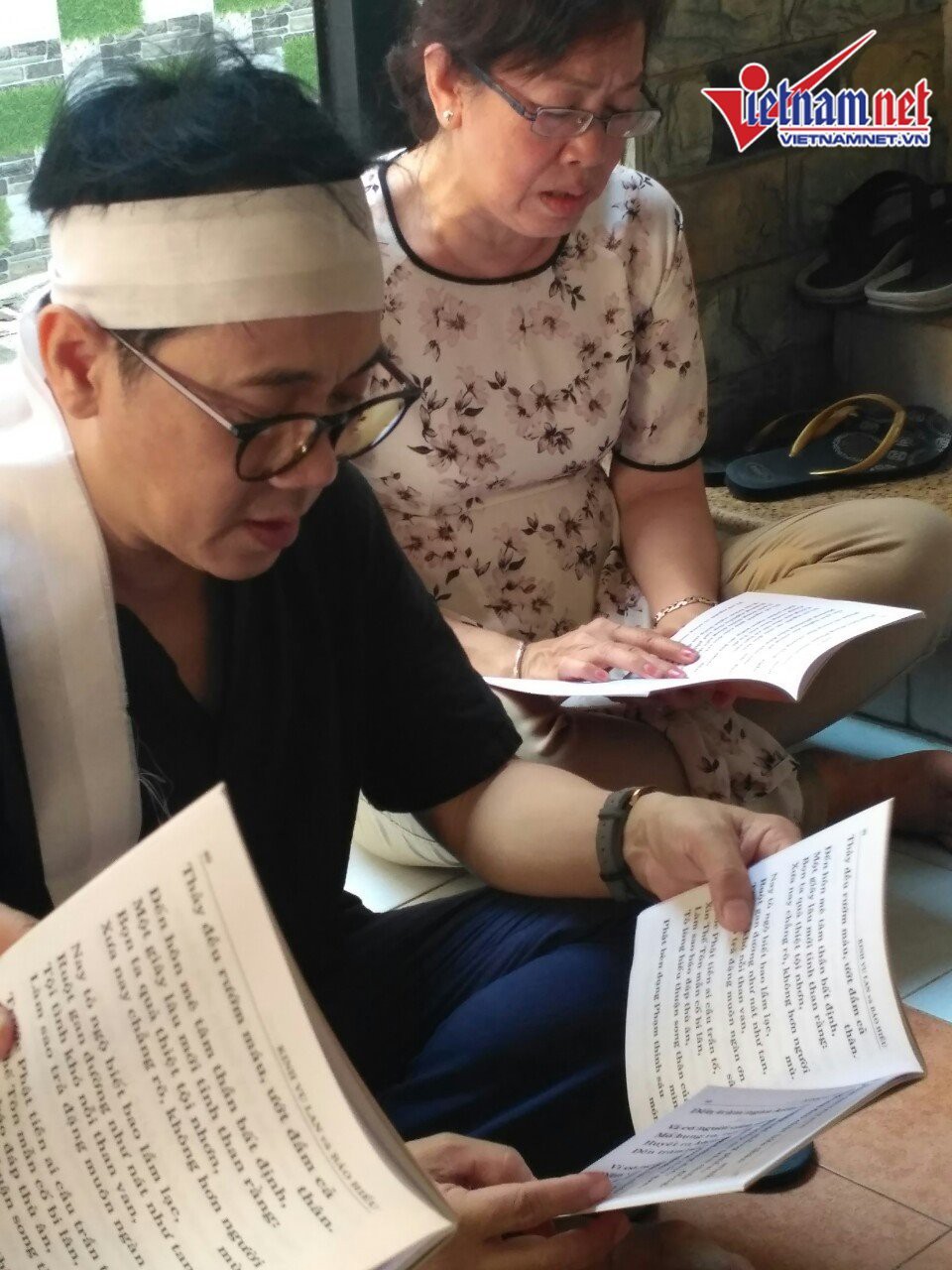 NSND Hồng Vân đến viếng mẹ nghệ sĩ Thành Lộc - Ảnh 5. NSND Hồng Vân đến viếng mẹ nghệ sĩ Thành Lộc - Ảnh 5.