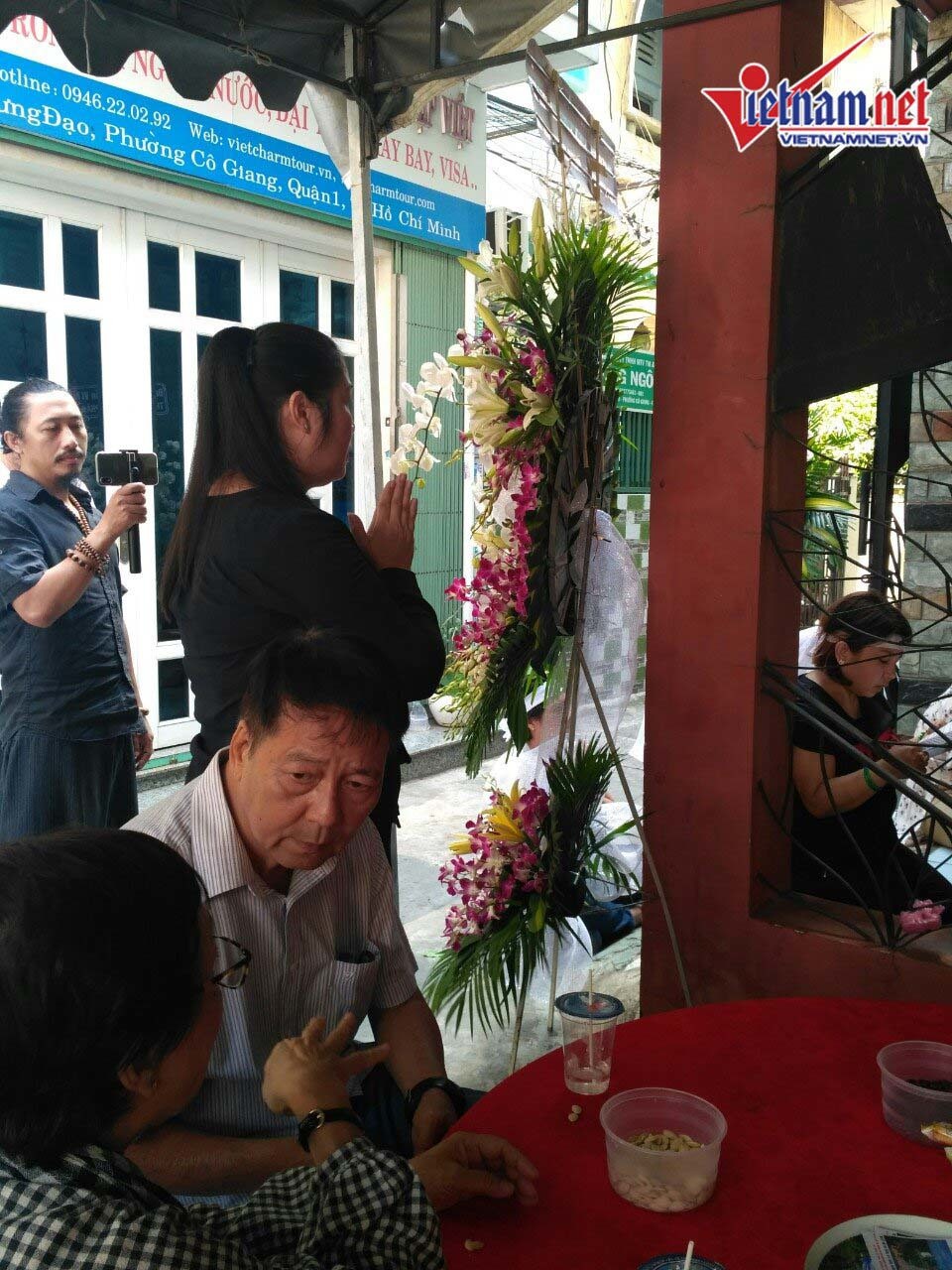 NSND Hồng Vân đến viếng mẹ nghệ sĩ Thành Lộc - Ảnh 6. NSND Hồng Vân đến viếng mẹ nghệ sĩ Thành Lộc - Ảnh 6.