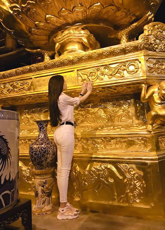 Diện váy ren xuyên thấu mỏng tang đi chùa, Thư Dung bị dân mạng ném đá thậm tệ - Ảnh 5. Diện váy ren xuyên thấu mỏng tang đi chùa, Thư Dung bị dân mạng ném đá thậm tệ - Ảnh 5.