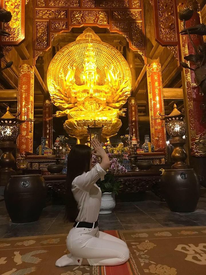 Diện váy ren xuyên thấu mỏng tang đi chùa, Thư Dung bị dân mạng ném đá thậm tệ - Ảnh 4. Diện váy ren xuyên thấu mỏng tang đi chùa, Thư Dung bị dân mạng ném đá thậm tệ - Ảnh 4.