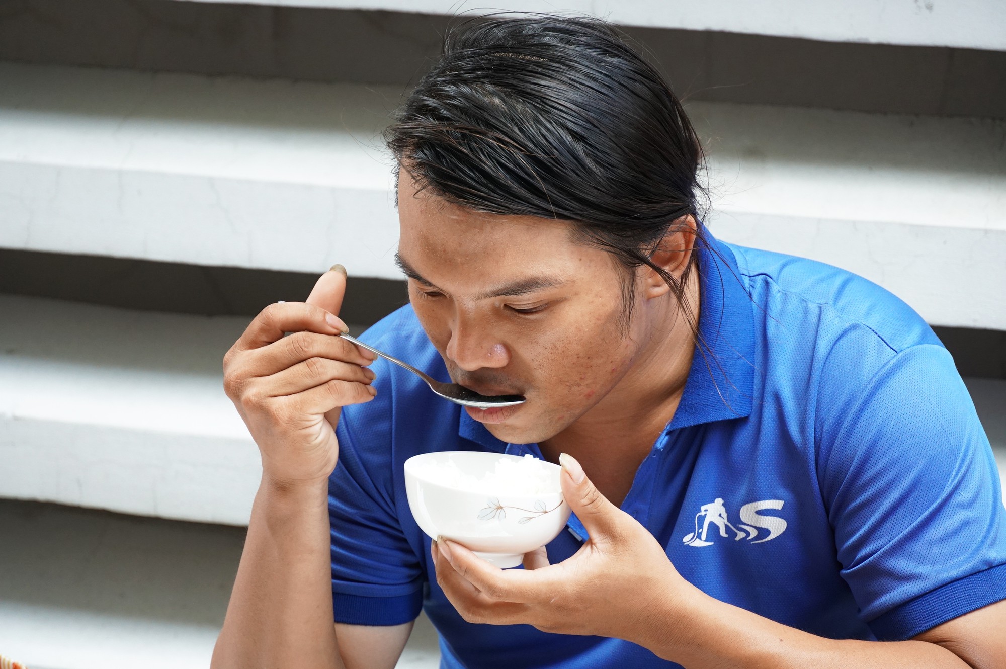 Cuộc sống vất vả mà bình dị của mẹ con nam công nhân trả lại 7.400 USD cho người nước ngoài - Ảnh 12. Cuộc sống vất vả mà bình dị của mẹ con nam công nhân trả lại 7.400 USD cho người nước ngoài - Ảnh 12.