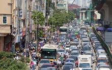 Phơi nắng 'cháy da' trên đường Trường Chinh vì ùn tắc