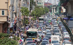Phơi nắng 'cháy da' trên đường Trường Chinh vì ùn tắc