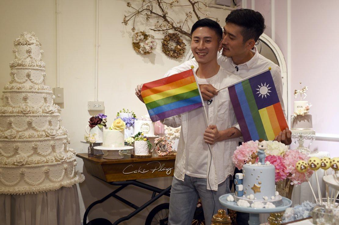 Cộng đồng LGBT thế giới hôm nay (16/5): Cặp đồng tính Đài Loan (Trung Quốc) vẫn lên kế hoạch cho đám cưới ngay cả khi luật pháp chưa quyết định cụ thể - Ảnh 4. Cộng đồng LGBT thế giới hôm nay (16/5): Cặp đồng tính Đài Loan (Trung Quốc) vẫn lên kế hoạch cho đám cưới ngay cả khi luật pháp chưa quyết định cụ thể - Ảnh 4.