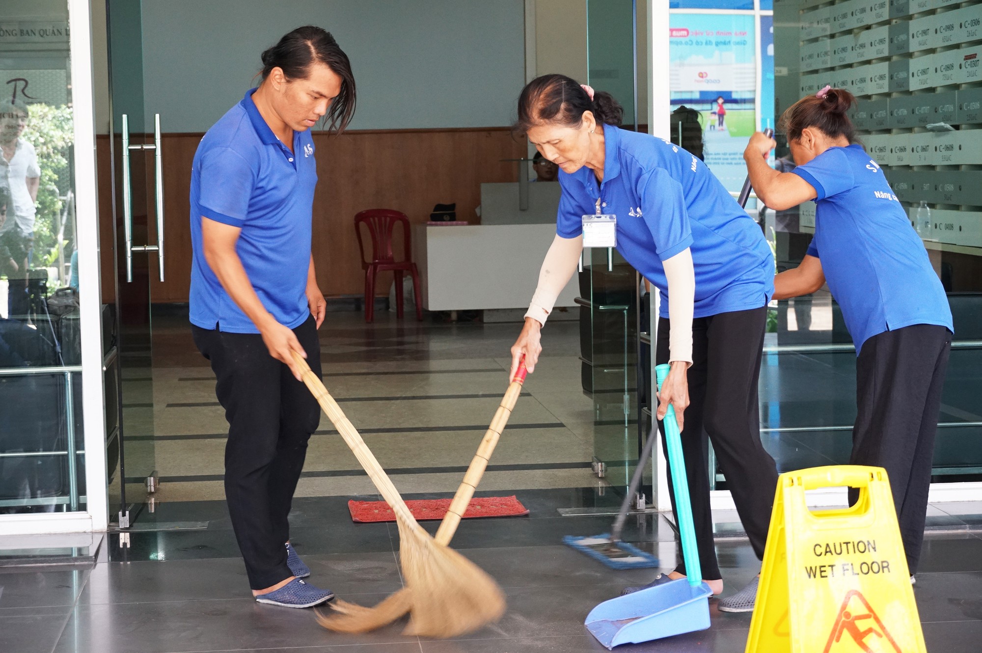Cuộc sống vất vả mà bình dị của mẹ con nam công nhân trả lại 7.400 USD cho người nước ngoài - Ảnh 4. Cuộc sống vất vả mà bình dị của mẹ con nam công nhân trả lại 7.400 USD cho người nước ngoài - Ảnh 4.