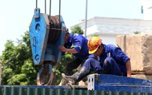 Hà Nội nắng nóng 'cháy da': Khổ nhất những công nhân phơi nắng trên công trường