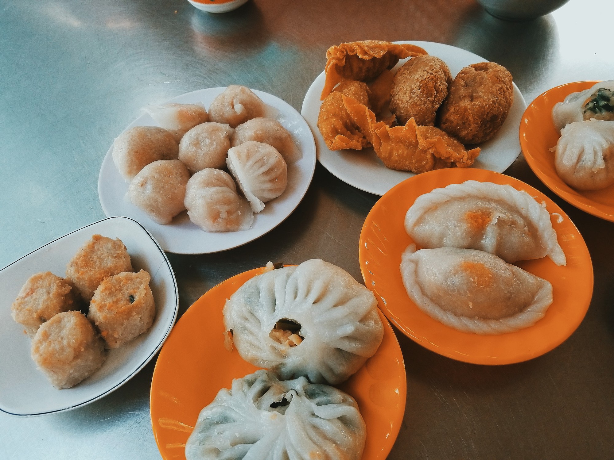 Tận hưởng bữa sáng theo cách riêng rất lạ của người Sài Gòn - Ảnh 7. Tận hưởng bữa sáng theo cách riêng rất lạ của người Sài Gòn - Ảnh 7.