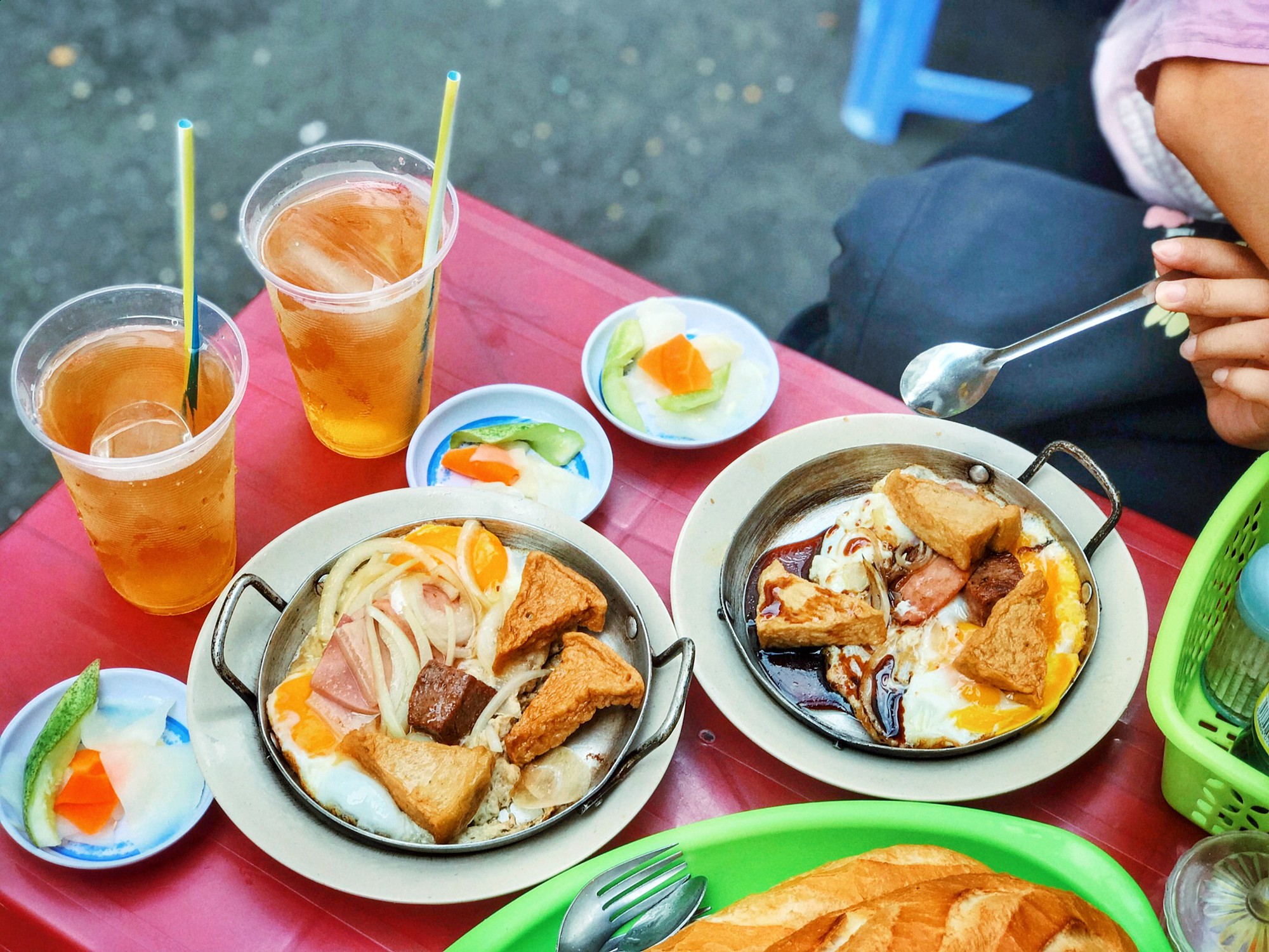 Tận hưởng bữa sáng theo cách riêng rất lạ của người Sài Gòn - Ảnh 2. Tận hưởng bữa sáng theo cách riêng rất lạ của người Sài Gòn - Ảnh 2.
