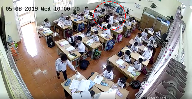 Clip cô giáo tát vào mặt, dùng thước vụt liên tiếp hàng loạt học sinh lớp 2 trong phòng thi - Ảnh 4. Clip cô giáo tát vào mặt, dùng thước vụt liên tiếp hàng loạt học sinh lớp 2 trong phòng thi - Ảnh 4.