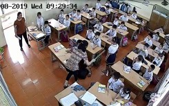 Clip cô giáo tát vào mặt, dùng thước vụt liên tiếp hàng loạt học sinh lớp 2 trong phòng thi