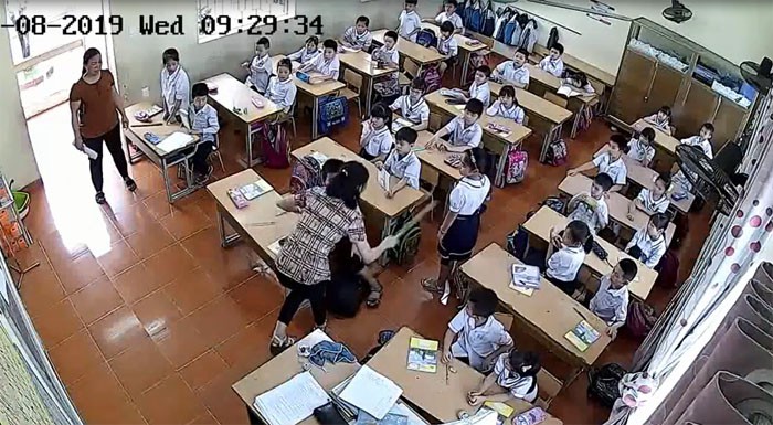 Clip cô giáo tát vào mặt, dùng thước vụt liên tiếp hàng loạt học sinh lớp 2 trong phòng thi - Ảnh 2. Clip cô giáo tát vào mặt, dùng thước vụt liên tiếp hàng loạt học sinh lớp 2 trong phòng thi - Ảnh 2.