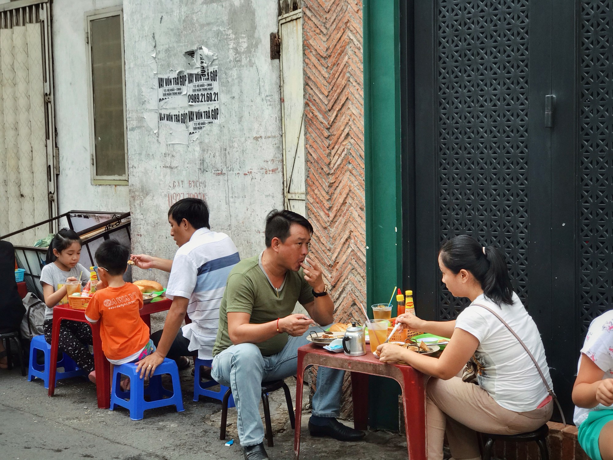 Tận hưởng bữa sáng theo cách riêng rất lạ của người Sài Gòn - Ảnh 3. Tận hưởng bữa sáng theo cách riêng rất lạ của người Sài Gòn - Ảnh 3.