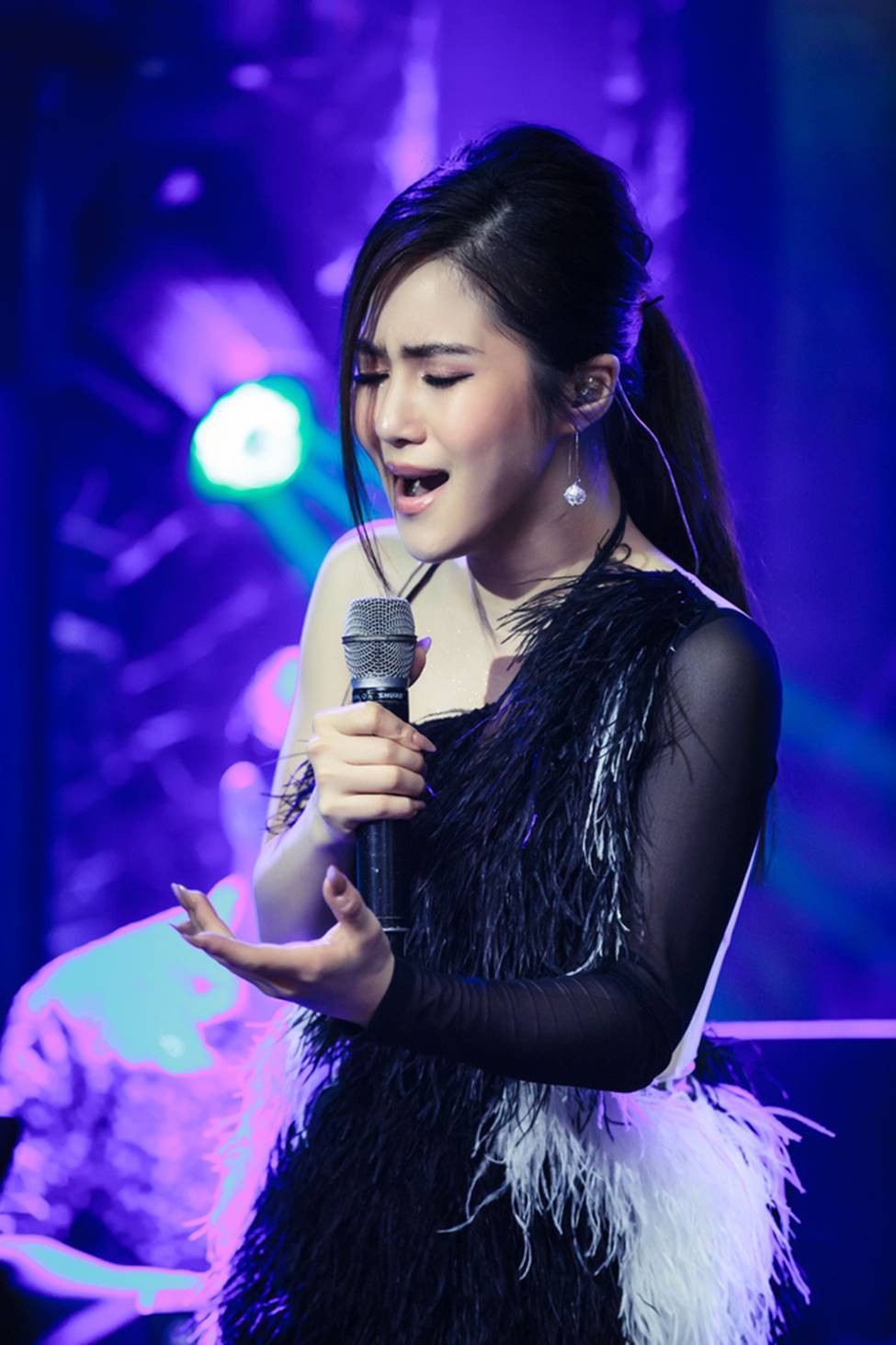 Hương Tràm gửi lời cảm ơn, xin lỗi tới những năm tháng tuổi trẻ - Ảnh 3. Hương Tràm gửi lời cảm ơn, xin lỗi tới những năm tháng tuổi trẻ - Ảnh 3.
