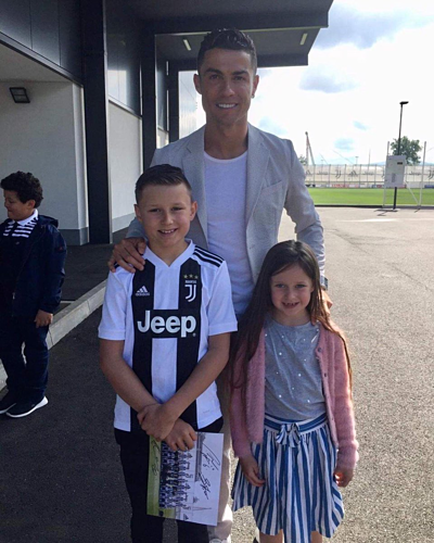 Ronaldo nghĩa hiệp với CĐV nhí - Ảnh 1. Ronaldo nghĩa hiệp với CĐV nhí - Ảnh 1.
