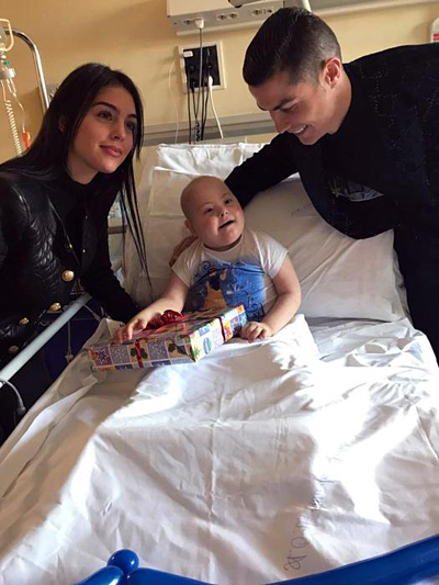 Ronaldo nghĩa hiệp với CĐV nhí - Ảnh 2. Ronaldo nghĩa hiệp với CĐV nhí - Ảnh 2.