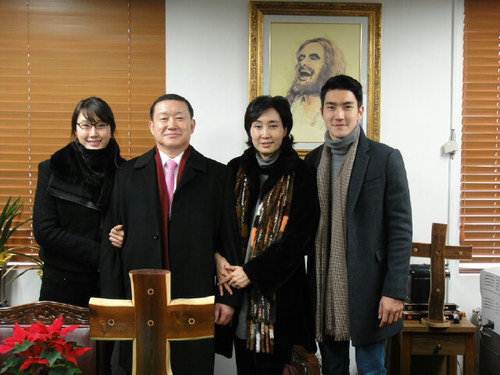 Ca sĩ Choi Siwon: Hoàng tử đời thật với xuất thân hoàng gia, sở hữu gia tài khủng đứng thứ 2 làng giải trí Hàn - Ảnh 2. Ca sĩ Choi Siwon: Hoàng tử đời thật với xuất thân hoàng gia, sở hữu gia tài khủng đứng thứ 2 làng giải trí Hàn - Ảnh 2.