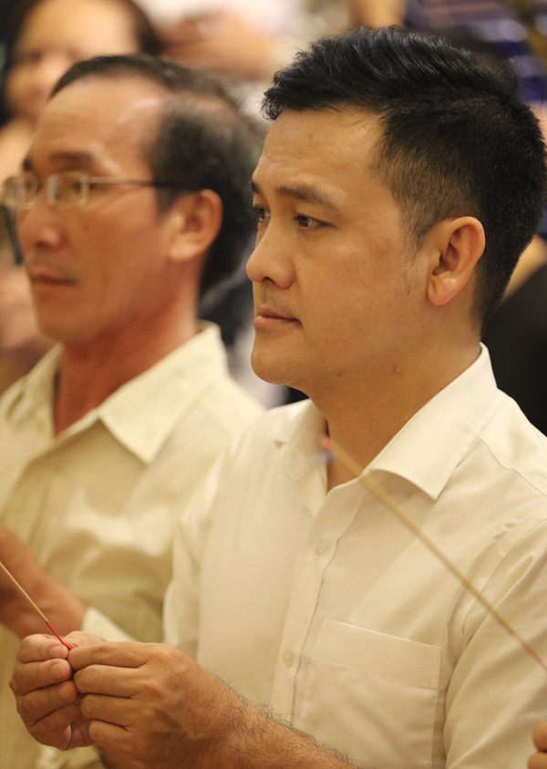 Hồng Vân và gia đình cúng 49 ngày cho Anh Vũ - Ảnh 4. Hồng Vân và gia đình cúng 49 ngày cho Anh Vũ - Ảnh 4.