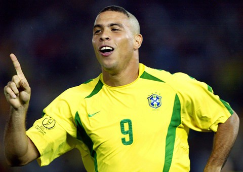 Ronaldo đứng sau Messi ở top cầu thủ vĩ đại 25 năm qua - Ảnh 7.