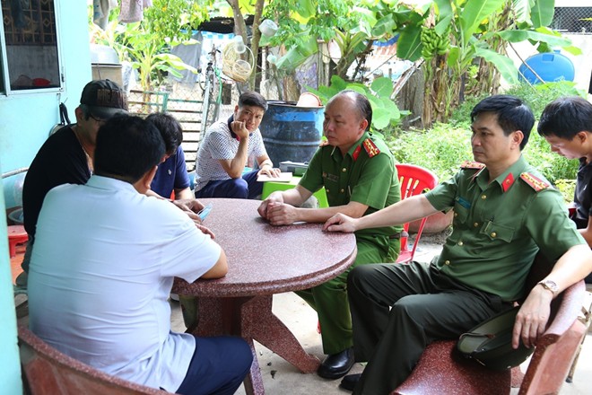 Hiện trường nghi án 2 thi thể nam giới trong bồn nhựa lấp đầy bê tông - Ảnh 8. Hiện trường nghi án 2 thi thể nam giới trong bồn nhựa lấp đầy bê tông - Ảnh 8.