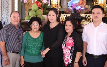 Hồng Vân và gia đình cúng 49 ngày cho Anh Vũ