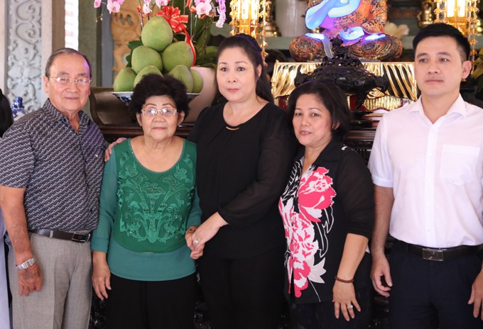 Hồng Vân và gia đình cúng 49 ngày cho Anh Vũ - Ảnh 9. Hồng Vân và gia đình cúng 49 ngày cho Anh Vũ - Ảnh 9.