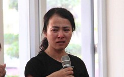Cô giáo tát tới tấp học sinh trong phòng thi khóc nức nở, xin cơ hội sửa sai