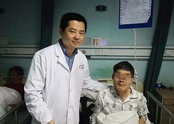 Người đàn ông say rượu nôn ra khối u, quá sợ hãi nên nuốt lại vào trong - Ảnh 1. Người đàn ông say rượu nôn ra khối u, quá sợ hãi nên nuốt lại vào trong - Ảnh 1.
