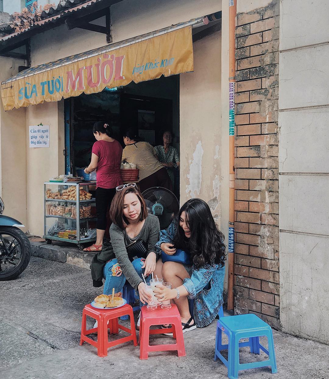 Tận hưởng bữa sáng theo cách riêng rất lạ của người Sài Gòn - Ảnh 6. Tận hưởng bữa sáng theo cách riêng rất lạ của người Sài Gòn - Ảnh 6.
