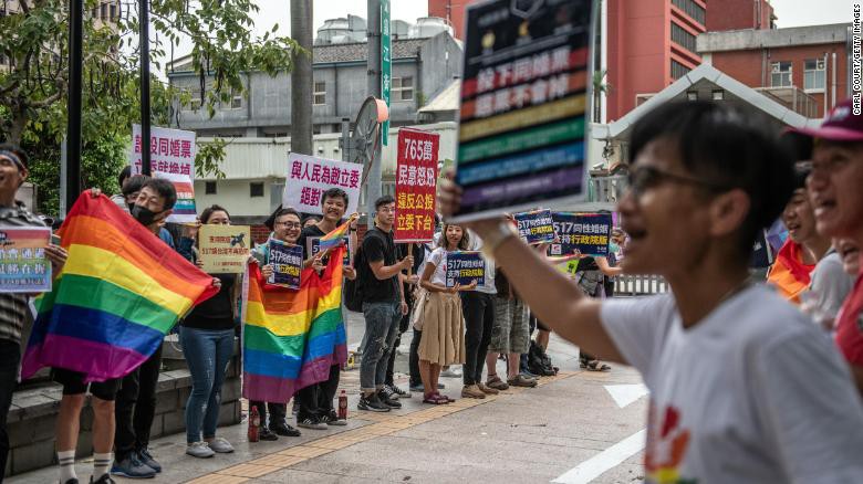 Khoảnh khắc vỡ òa của cộng đồng LGBT ở Đài Loan (Trung Quốc) khi hôn nhân đồng giới được công nhận - Ảnh 9.
