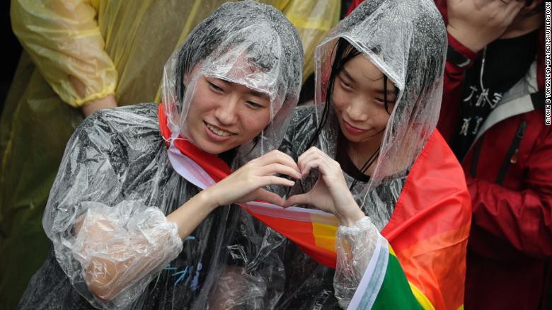 Khoảnh khắc vỡ òa của cộng đồng LGBT ở Đài Loan (Trung Quốc) khi hôn nhân đồng giới được công nhận - Ảnh 7.
