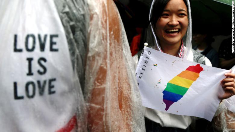 Khoảnh khắc vỡ òa của cộng đồng LGBT ở Đài Loan (Trung Quốc) khi hôn nhân đồng giới được công nhận - Ảnh 6.
