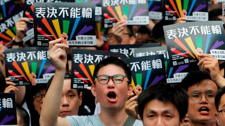 Khoảnh khắc vỡ òa của cộng đồng LGBT ở Đài Loan (Trung Quốc) khi hôn nhân đồng giới được công nhận - Ảnh 4.