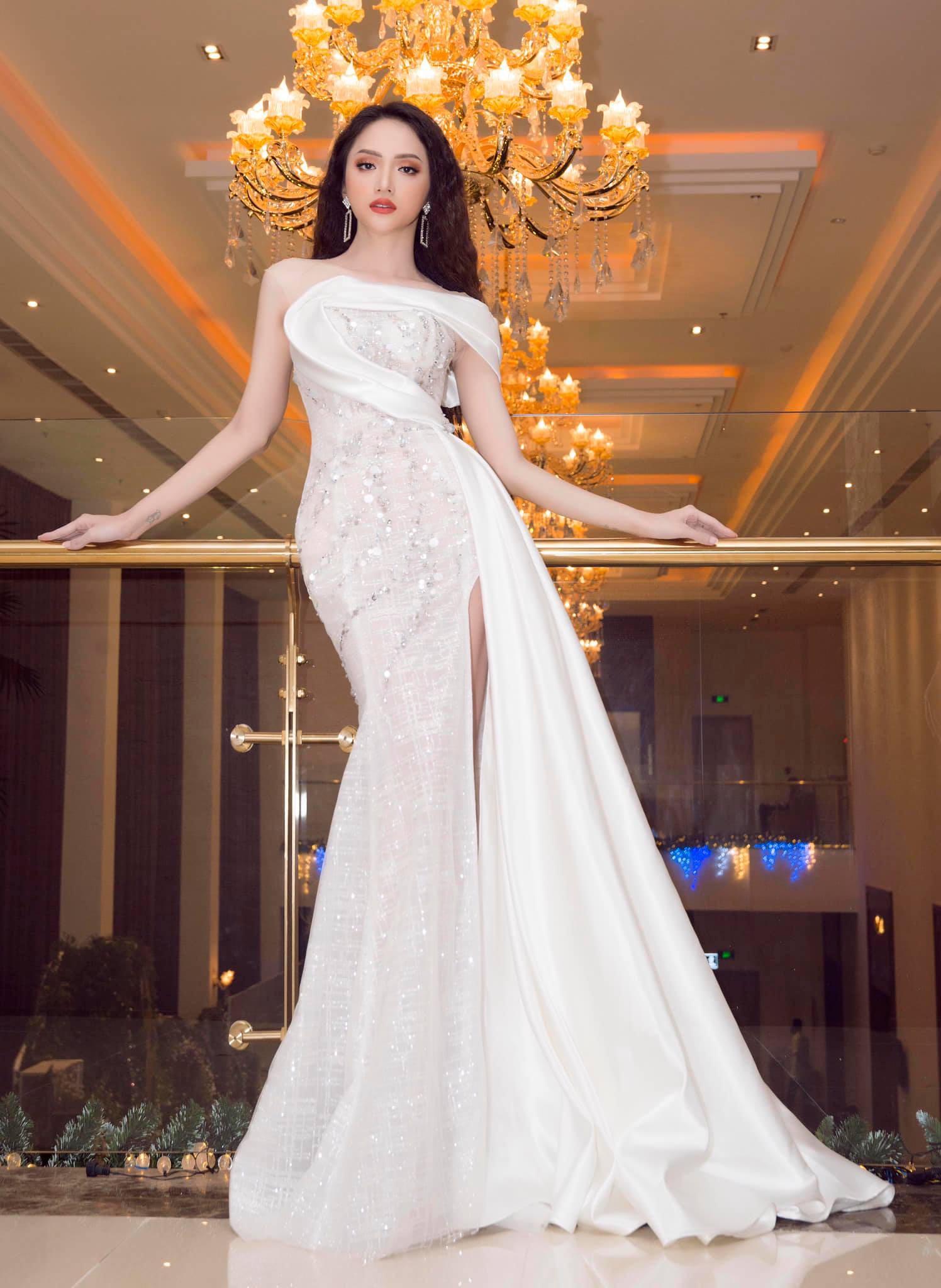 Những chiếc váy giúp Hoa hậu Hương Giang nâng tầm đẳng cấp - Ảnh 13. Những chiếc váy giúp Hoa hậu Hương Giang nâng tầm đẳng cấp - Ảnh 13.