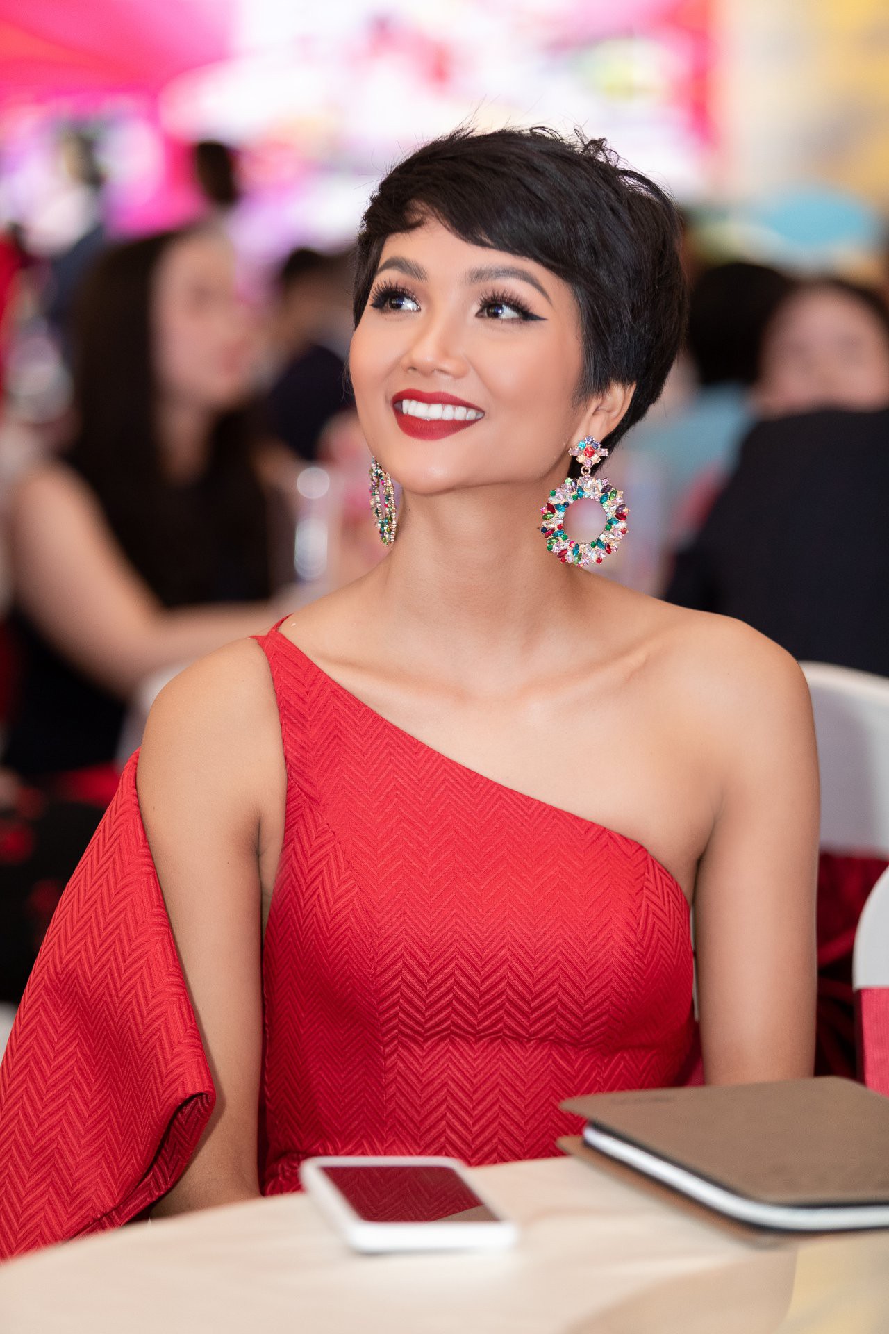 Đi tìm kiểu tóc phù hợp với gương mặt và phong cách của HHen Niê - Ảnh 3. Đi tìm kiểu tóc phù hợp với gương mặt và phong cách của HHen Niê - Ảnh 3.