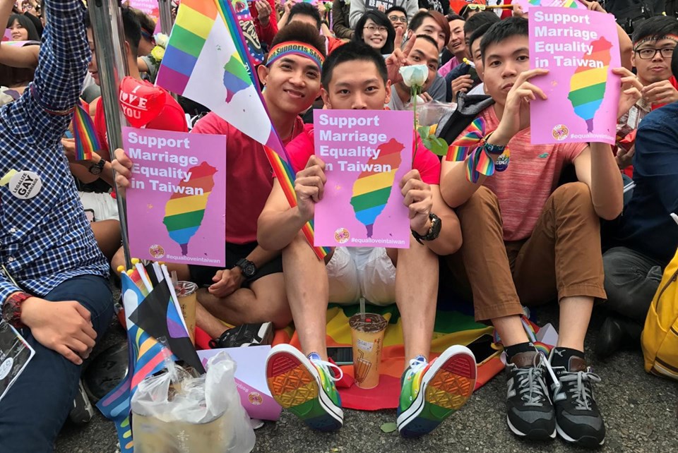 Khoảnh khắc vỡ òa của cộng đồng LGBT ở Đài Loan (Trung Quốc) khi hôn nhân đồng giới được công nhận - Ảnh 3.