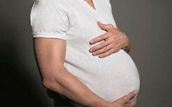 Cộng đồng LGBT thế giới hôm nay (17/5): Người đàn ông chuyển giới đến bệnh viện vì đau bụng, phát hiện mình có thai