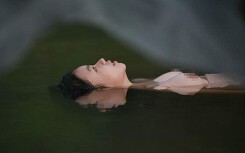 Cả xã hội lên án nạn ấu dâm nhưng lại tung hô việc để cô bé 13 tuổi đóng cảnh nóng với người lớn