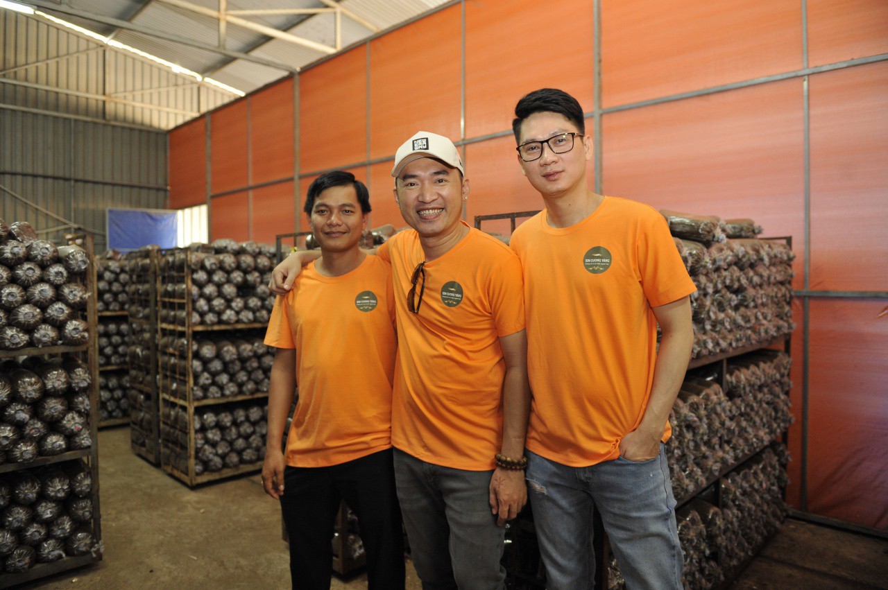 Tiến Luật khoe trang trại lớn, tách riêng kinh doanh mà không có Thu Trang - Ảnh 1. Tiến Luật khoe trang trại lớn, tách riêng kinh doanh mà không có Thu Trang - Ảnh 1.