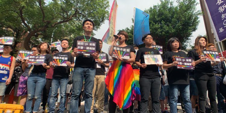 Khoảnh khắc vỡ òa của cộng đồng LGBT ở Đài Loan (Trung Quốc) khi hôn nhân đồng giới được công nhận - Ảnh 2.